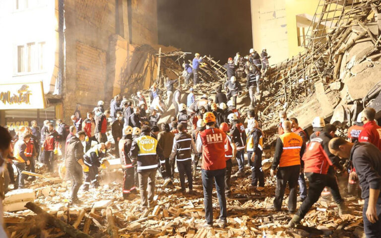 Τουρκία: Δέκα εγκλωβισμένοι ύστερα από κατάρρευση κτιρίου στη Μαλάτεια