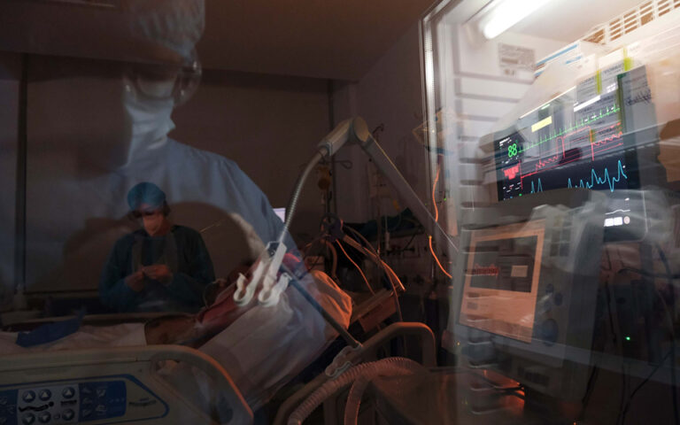 Κορωνοϊός: Εποχές πολέμου θυμίζουν τα νοσοκομεία – Μαρτυρίες γιατρών στην «Κ»