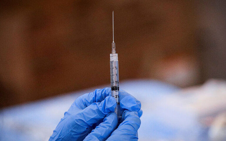 ΗΠΑ: Το 90% των ομοσπονδιακών υπαλλήλων έχει λάβει τουλάχιστον μία δόση εμβολίου