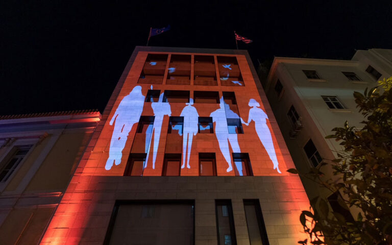 Στα πορτοκαλί «ντύθηκαν» κτίρια της χώρας σε μήνυμα κατά της έμφυλης βίας