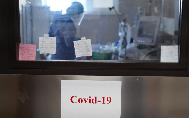 Λετονία: «Εμβολιασμός ή απόλυση» για τους εργαζόμενους