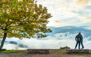 Από τη θέση Τσαγκαράλωνα θα απολαύσετε πανοραμική θέα στη λίμνη Κρεμαστών, τουλάχιστον όταν δεν την κρύβουν τα σύννεφα. (Φωτογραφίες: Περικλής Μεράκος)