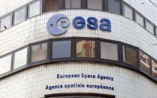 H 5G Ventures βρίσκεται σε συζητήσεις με τον Ευρωπαϊκό Οργανισμό Διαστήματος (ESA) για τη σύναψη στρατηγικής συμφωνίας με στόχο ο ESA να λειτουργήσει ως τεχνικός σύμβουλος σε υποψήφιες προς χρηματοδότηση εταιρείες, που αναπτύσσουν διαστημικές εφαρμογές και τεχνολογίες (π.χ. μικροδορυφόρους που διασυνδέονται μέσω 5G). (SHUTTERSTOCK)