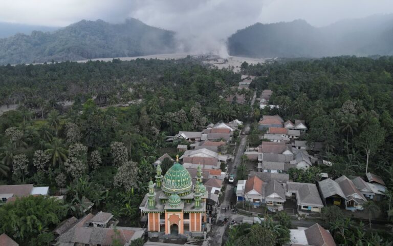 Ινδονησία: Στους 22 οι νεκροί από την έκρηξη του ηφαιστείου Σεμέρου
