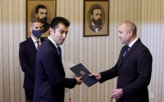 O νέος πρωθυπουργός Κίριλ Πέτκοφ (αριστερά) με τον πρόεδρο της Βουλγαρίας Ρούμεν Ράντεφ (φωτ. Reuters)
