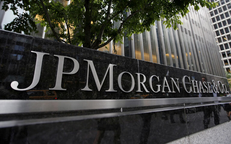JPMorgan: Ζήτησε από τους ανεμβολίαστους υπαλλήλους να εργάζονται από το σπίτι