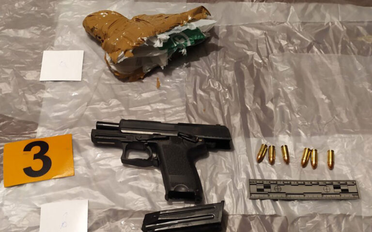 Ζεφύρι: Εντοπίστηκε υπηρεσιακό όπλο σε σπίτι – Επιχείρηση της δίωξης ναρκωτικών