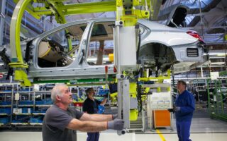 Οι εταιρικές επενδύσεις στην αυτοκινητοβιομηχανία μειώθηκαν στην Ευρώπη κατά 4,3%, ενώ στην αεροδιαστημική και στην άμυνα η πτώση ήταν 17%.