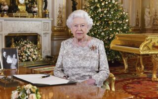 Οχι, δεν χάσατε τον λόγο της βασίλισσας, δεν ξημέρωσε 25η Δεκεμβρίου. Προλαβαίνετε. Η φωτογραφία είναι από το 2019. (ASSOCIATED PRESS)