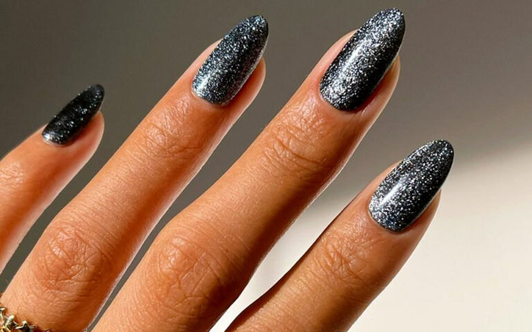 Glittery nails: Τα πιο chic σχέδια πριν τα Χριστούγεννα