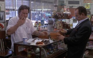 Ο Χάρβεϊ Καϊτέλ (αριστερά) σε μία από τις καλύτερες ερμηνείες της καριέρας του, στην ταινία των Γουέιν Γουάνγκ και Πολ Oστερ «Ο καπνός» (1995).