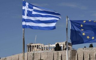 H πανδημία διαμορφώνει ένα ρευστό περιβάλλον για την ελληνική οικονομία, σημειώνει η έκθεση. (ΑP)
