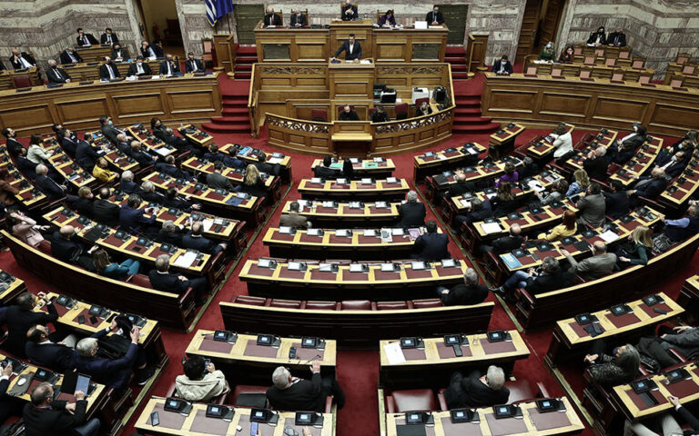 Βουλή: Ένταση για την απάντηση Γεραπετρίτη στο «παραιτηθείτε» του Τσίπρα