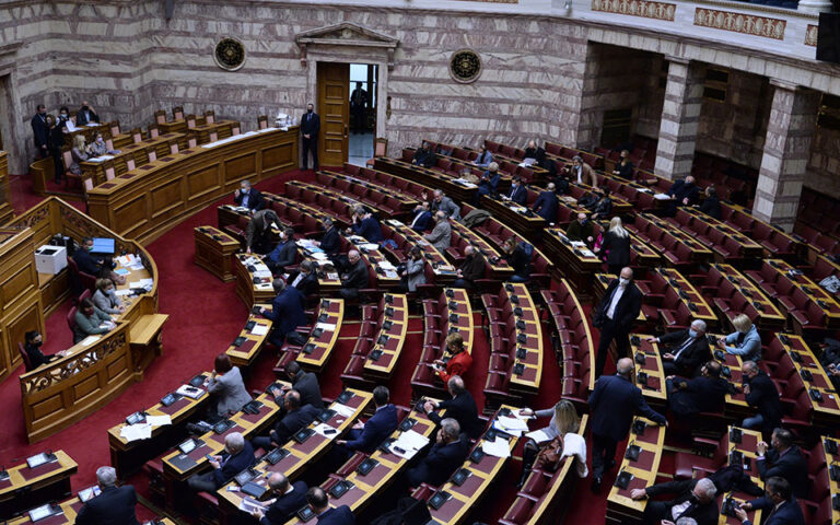 Ένταση στη Βουλή με τις «πολυ-τροπολογίες»