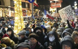 Η ολοένα αυξανόμενη δυσαρέσκεια των Πολωνών για τον περιορισμό ελευθεριών από την κυβέρνηση –όπως με τον τελευταίο νόμο για την ελευθεροτυπία– εκδηλώνεται με σειρά διαδηλώσεων. (A.P. Photo / Czarek Sokolowski)