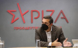 Θέτοντας το πλαίσιο της συζήτησης που θα έχει με τον επικεφαλής της Χαριλάου Τρικούπη, ο κ. Τσίπρας επισήμανε ότι πρέπει να υπάρξει πολιτική αλλαγή και «προοδευτική διακυβέρνηση για να προχωρήσει ο τόπος μπροστά».