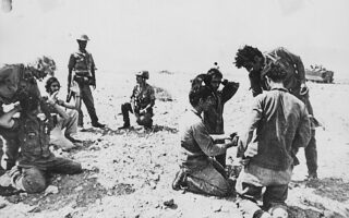 Ελληνοκύπριοι στρατιώτες συλλαμβάνονται από άνδρες των τουρκικών στρατευμάτων. Ο Αλέξης Παπαχελάς δημοσιεύει για πρώτη φορά και τα 38 απομαγνητοφωνημένα λεπτά της κρίσιμης σύσκεψης του πολεμικού συμβουλίου τις τεταμένες ώρες της τουρκικής εισβολής στις 20 Ιουλίου 1974.