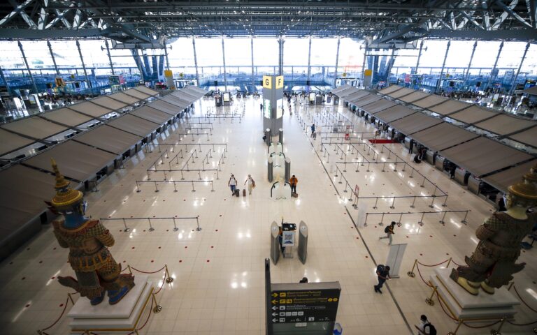 Μετάλλαξη «Όμικρον»: Παρέλυσαν τα αεροδρόμια σε όλο τον κόσμο