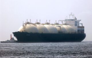 Στη διάρκεια του επόμενου έτους οι εξαγωγές αμερικανικού LNG θα φτάσουν τα 3,5 δισ. κυβικά μέτρα την ημέρα. Σύμφωνα με αναλυτές της Goldman Sachs, ένας τέτοιος όγκος εξαγωγών αντιπροσωπεύει περίπου το 22% της προβλεπόμενης παγκόσμιας ζήτησης για LNG, που υπολογίζεται σε 16,24 δισ. κυβικά μέτρα.