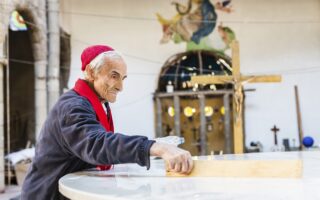 O Ισπανός πρώην μοναχός Χούστο Γκαγιέγο αφιέρωσε τη ζωή του χτίζοντας μόνος του έναν καθεδρικό ναό. (GIANFRANCO TRIPODO/THE NEW YORK TIMES)