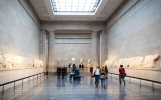 Το Μουσείο της Ακρόπολης προκαλεί την παγκόσμια κοινή γνώμη να κάνει τη σύγκριση ανάμεσα στη φωτεινή «κοιτίδα» των Γλυπτών του Παρθενώνα και στο θολό «δεσμωτήριο» του Βρετανικού Μουσείου. (shutterstock)