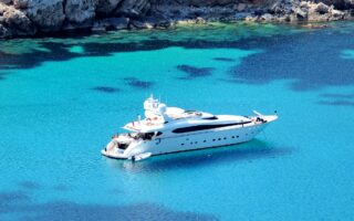 Από τα 8.538 super yachts που υπάρχουν σε όλο τον κόσμο, τα 350 βρίσκονται στην Ελλάδα. Αξίζει να σημειωθεί ότι η χώρα διαθέτει έναν από τους μεγαλύτερους στόλους πολύ μεγάλων σκαφών αναψυχής (μήκους άνω των 40 μέτρων). (SHUTTERSTOCK)
