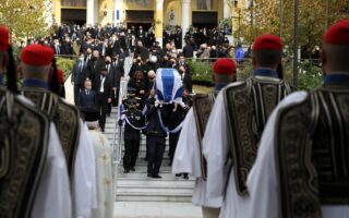 Η εξόδιος ακολουθία τελέστηκε στον Ιερό Ναό Αγίου Σπυρίδωνος, στο Παγκράτι, παρουσία της πολιτειακής και πολιτικής ηγεσίας. (INTIME NEWS)
