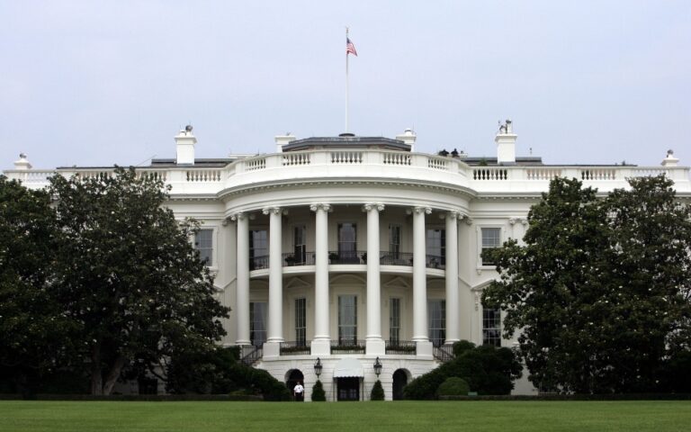 ΗΠΑ: Ο Λευκός Οίκος δηλώνει έτοιμος να αναλάβει δράση εάν η Ρωσία εισβάλει στην Ουκρανία