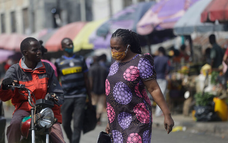 «Όμικρον»: Η Νιγηρία εντόπισε ίχνη της μετάλλαξης σε δείγμα του Οκτωβρίου