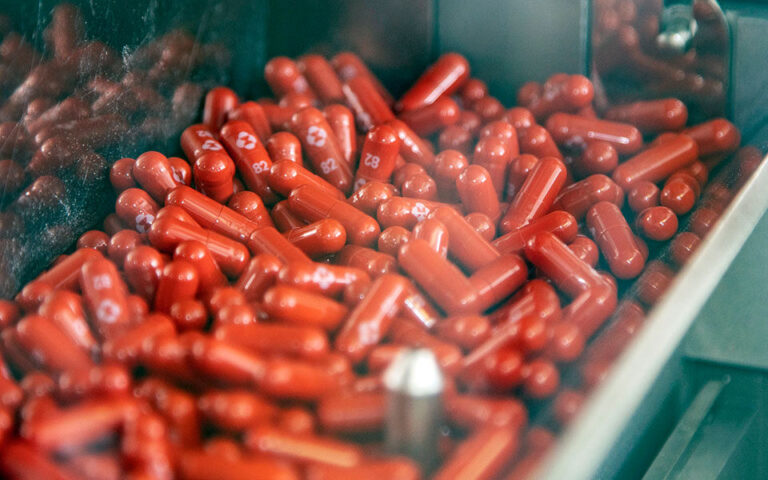 Merck στην «Κ»: Το χάπι αντιμετωπίζει και την «Όμικρον»