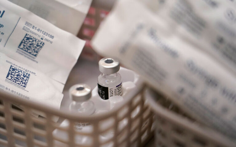 Εμβόλιο κορωνοϊού: Συμφωνία Κομισιόν – Pfizer για επιτάχυνση παραδόσεων