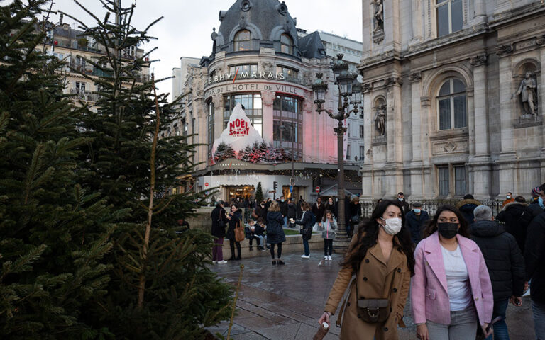 Γαλλία: Υποχρεωτική και πάλι η μάσκα στους δρόμους του Παρισιού