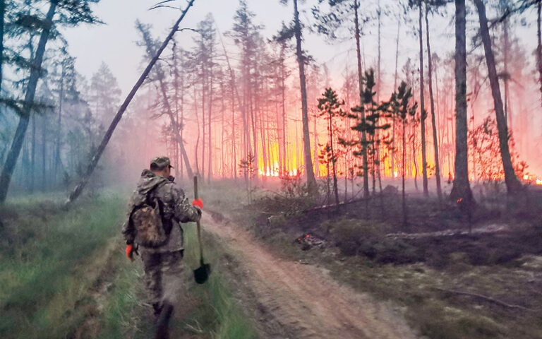 Στη βόρεια Σιβηρία καταγράφηκαν οι πιο εκτεταμένες πυρκαγιές από καταβολής μετρήσεων, με τις εκπομπές ρύπων στα υψηλότερα επίπεδα που έχουν μετρηθεί ποτέ. (A.P. Photo / Ivan Nikiforov, File)