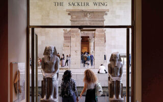 Στην ανακοίνωση που εξέδωσε το μουσείο μαζί με τα μέλη της οικογένειας σημειώνεται η από κοινού συμφωνία για αφαίρεση του ονόματός τους από επτά αίθουσες του Met, ανάμεσα στις οποίες και εκείνη που φιλοξενεί τον διάσημο αιγυπτιακό Ναό της Ντεντούρ.