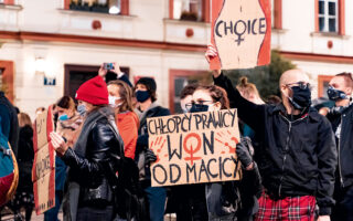 Ανδρες και γυναίκες διαδηλώνουν στην Κρακοβία της Πολωνίας, τον Οκτώβριο του 2020, κατά της απόφασης του Ανωτάτου Δικαστηρίου να βάλει αστερίσκους στο δικαίωμα των γυναικών στην άμβλωση (φωτ. SHUTTERSTOCK).