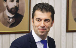 «Θα προτείνουμε νέα διαδικασία για την ένταξη της Βόρειας Μακεδονίας στην Ε.Ε., με γνώμονα την ταχύτητα και χρονικό πλαίσιο που δεν θα υπερβαίνει τους έξι μήνες», τόνισε ο εν αναμονή πρωθυπουργός της Βουλγαρίας, Κιρίλ Πετκόφ, ο οποίος επιδιώκει να βάλει τέλος στη διένεξη των δύο χωρών. (REUTERS / Stoyan Nenov)