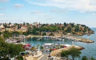 Η πιο δημοφιλής τοποθεσία αγοράς ακινήτων ήταν η Κωνσταντινούπολη με 2.922 πωλήσεις, ακολουθούμενη από την Αττάλεια (φωτ.) και την Αγκυρα. (A.P. Photo / Emrah Gurel)