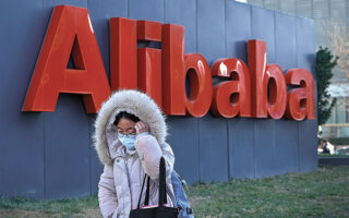 Ο διευθύνων σύμβουλος της Alibaba, Ντάνιελ Ζανγκ, δήλωσε ότι νιώθει «σοκαρισμένος, εξοργισμένος και ντροπιασμένος» για την υπόθεση. Η κινεζική εισαγγελία, όμως, έθεσε στο αρχείο την έρευνα για τον βιασμό της υπαλλήλου από τον συνάδελφό της. (A.P. PHOTO/ANDY WONG)