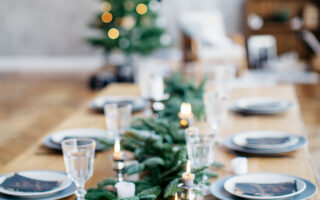 Το γιορτινό τραπέζι θα ετοιμαστεί, η οικογένεια –όποια έχει φτιάξει ο καθένας– θα μαζευτεί, θα τσουγκρίσει, θα γελάσει, θα ανταλλάξει ευχές... (SHUTTERSTOCK)