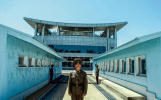 Βορειοκορεάτες στρατιώτες στα σύνορα με τον Νότο. © Alain Nogues/ Getty Images/ Ideal Image
