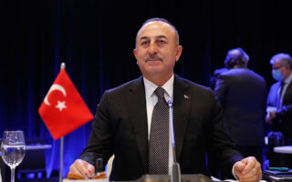 Ο Τούρκος ΥΠΕΞ Μεβλούτ Τσαβούσογλου συναντήθηκε με τον σεΐχη Ρασίντ αλ Μακτούμ, αντιπρόεδρο των Εμιράτων και πρωθυπουργό του Ντουμπάι, αλλά και με Τούρκους επιχειρηματίες της περιοχής, τους οποίους χαρακτήρισε «αναγκαίο κρίκο μεταξύ των δύο χωρών». (EPA/TOMS KALNINS.)