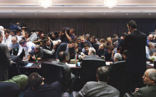 Φωτογραφία του Λικ Ντελαέ από παλιότερη συνεδρίαση του ΟΠΕΚ, η οποία περιλαμβάνεται στην έκθεση του MedPhoto 4 με κεντρικό θέμα τη δημοκρατία.