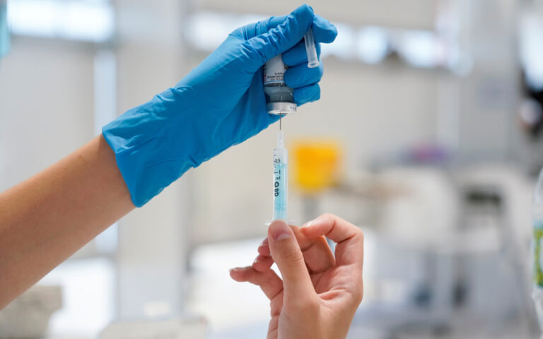 Moderna: Θέμα εβδομάδων το εμβόλιο που θα στοχεύει την Όμικρον