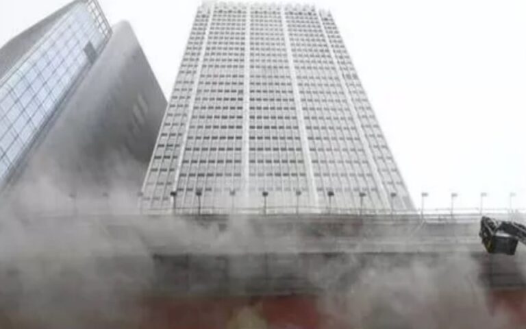 Χονγκ Κονγκ: Φωτιά σε ουρανοξύστη – Εκατοντάδες παγιδευμένοι στην ταράτσα (βίντεο)