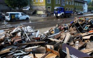 Οι πλημμύρες του Ιουλίου στη Γερμανία (φωτ.), στο Βέλγιο και στις γειτονικές τους χώρες προκάλεσαν ζημιές ύψους 38 δισεκατομμυρίων ευρώ. (REUTERS/THILO SCHMUELGEN)