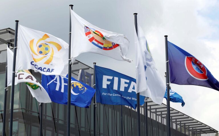 Ο πρόεδρος της UEFA, Αλεξάντερ Τσέφεριν, υπονόησε ότι η τηλεδιάσκεψη της Δευτέρας συνιστά χάσιμο χρόνου. (REUTERS / Ruben Sprich)