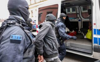 Οι αστυνομικοί έκαναν έρευνες σε σπίτια της Δρέσδης, όπου προέβησαν σε συλλήψεις. Προσφάτως, διαδηλωτές με πυρσούς εμφανίστηκαν μπροστά στο σπίτι της υπουργού Εσωτερικών της Σαξονίας, ενώ απειλητικές επιστολές με κομμάτια κρέατος εστάλησαν σε πολιτικούς, δημοσιογράφους και αξιωματούχους. (EPA / CHRISTIAN ESSLER)
