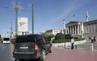 Σε περιπέτεια μετατρέπεται για πεζούς η μετακίνηση σε περιοχές της Αθήνας με έντονο κυκλοφοριακό φόρτο, ιδιαίτερα για γονείς με καροτσάκια ή για άτομα που κινούνται με αμαξίδιο. Στενά πεζοδρόμια, παράνομα σταθμευμένα οχήματα, παραβίαση σηματοδοτών, κίνηση δικύκλων πάνω στα πεζοδρόμια είναι τα πιο συχνά προβλήματα που καλούνται να αντιμετωπίσουν (Φωτ. ΑΠΕ-ΜΠΕ).