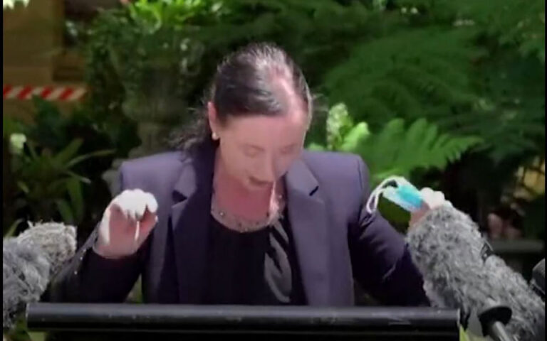 Απρόοπτο με αράχνη δεν πτόησε την Αυστραλή υπουργό Υγείας (βίντεο)