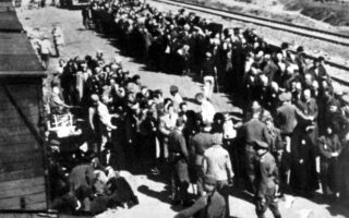 Επιλογή και διαχωρισμός φυλακισμένων στο στρατόπεδο συγκέντρωσης στο Αουσβιτς - Μπιρκενάου, στην κατεχόμενη από τα ναζιστικά στρατεύματα Πολωνία, το 1944. (SHUTTERSTOCK)